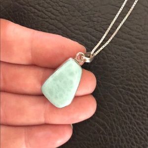 Necklce with green stone pendant